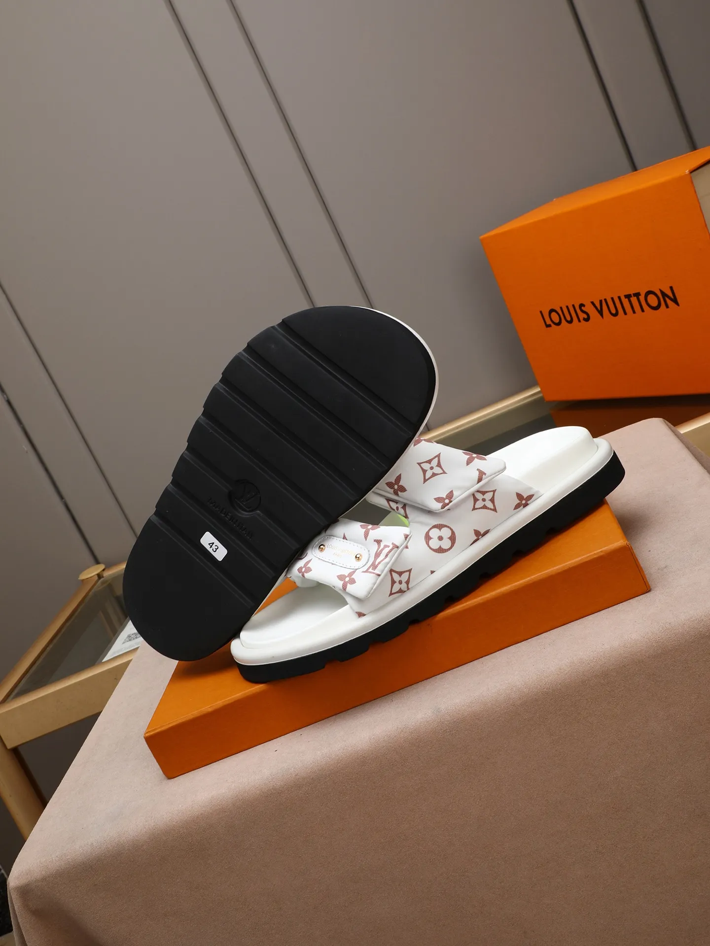 PP360 [LOUIS VUITTON] Louis Vuitton, LV printing, men's and women's slippers are on the market. The drawer box packaging comes with a cloth bag and a card. The upper pattern looks very soft and waxy, and it is a super versatile leg slimming tool. Fabric: imported denim/canvas/old fabric, LV hardware LOGO, official website pattern printing, comfortable to wear, feet: high-elastic PU water table. Sole: foam sole, heel height: about 5cm. Code number: 35-46, 35, 45, 46 are custom-made and non-returnable. Color: multiple colors and styles available.